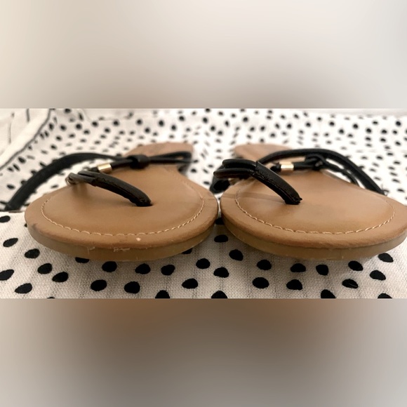 Db Dk Fashion Black Ankle Strap Flat Thong T-
Strap w/ Metallic Accents Size 10 - Picture 3 of 6